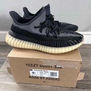 Yeezy shoes Mens size 9.5 occasionally worn